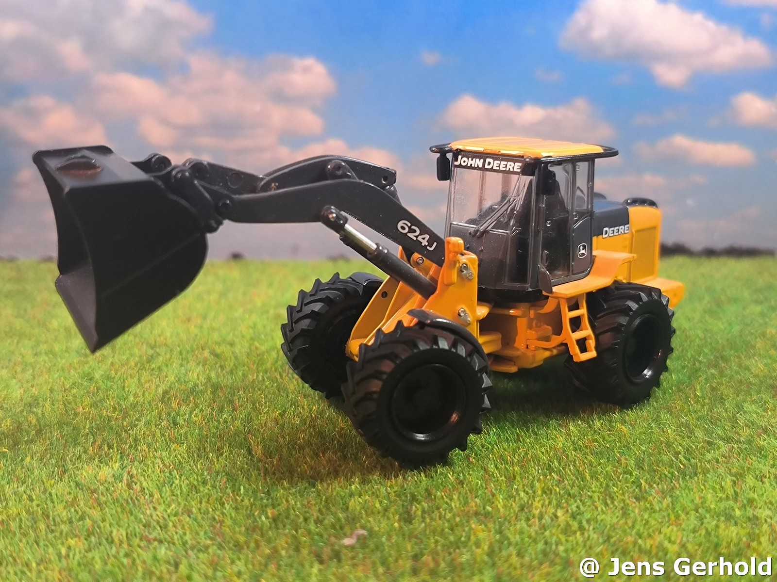 John Deere 624J